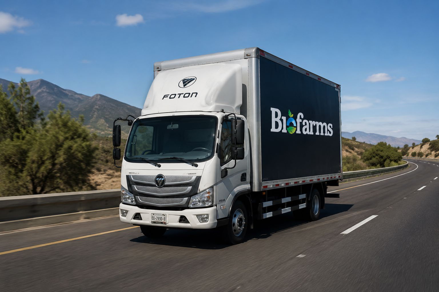 Camión refrigerado Biofarms en ruta por carretera